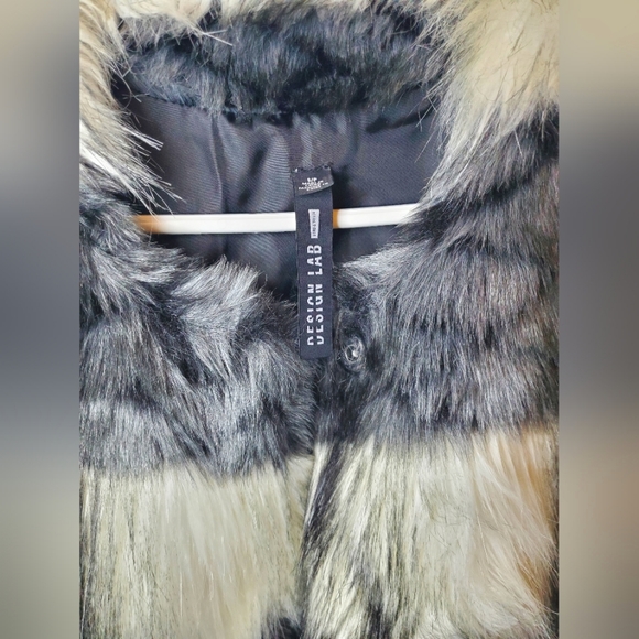 Faux Fur Snap Closure Vest - Picture 2 of 3